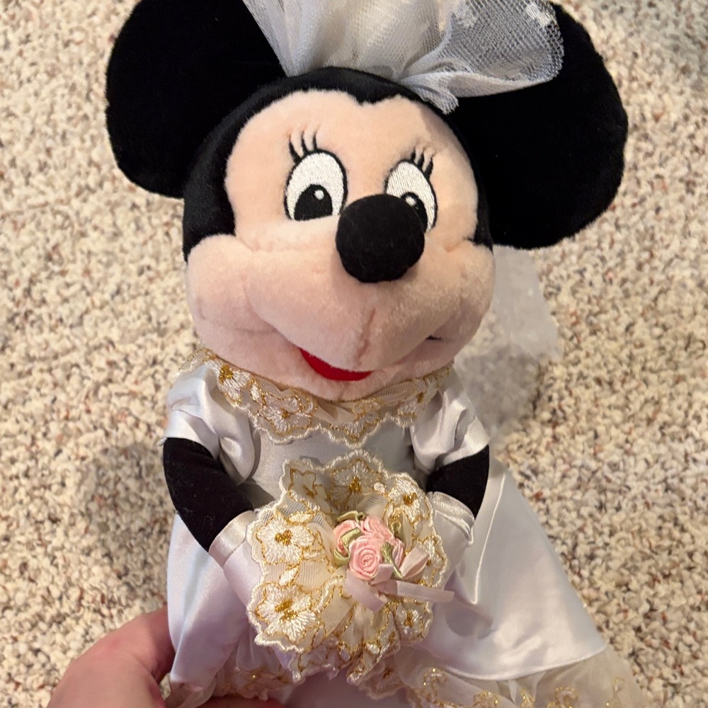 Wedding bride Minnie Mouse